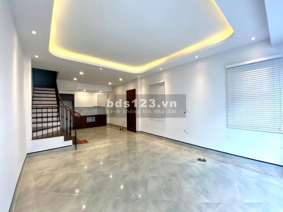 Bán nhà 5 tầng Bát Khối 65m2, Gara, Lô góc, cách mặt phố 20m.