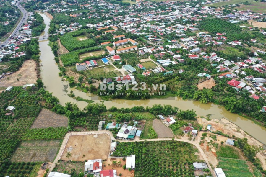 BÁN ĐẤT VEN SÔNG ,TRUNG TÂM HÀNH CHÍNH XÃ .TIỆN ÍCH ĐẦY ĐỦ