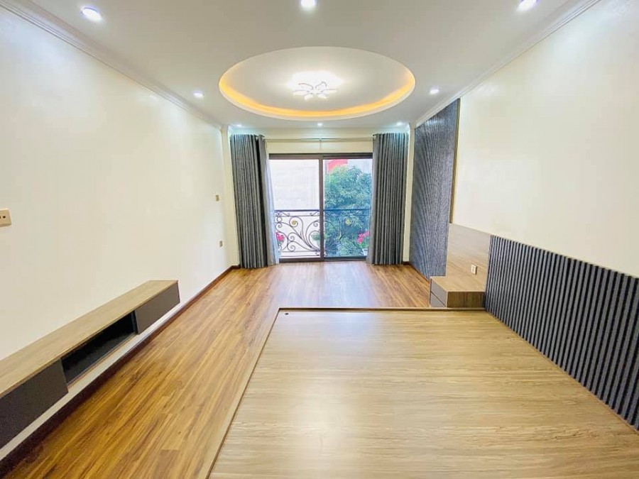 Bán nhà đẹp Dịch Vọng 36m2 x 5T, ô tô , gần phố, nhỉnh 5 tỷ