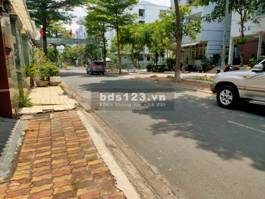 Nhà Nguyên căn đối diện chung cự quân đội,Ba son 8x15m