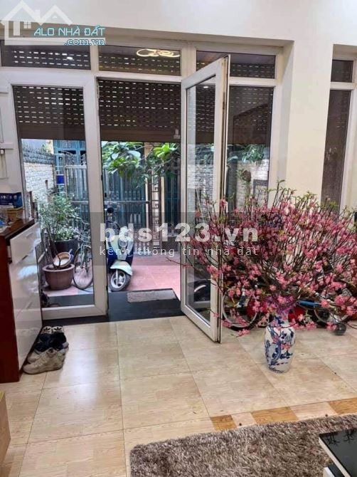 Bán Biệt thự sân vườn đường Hoàng Mai 162m2 x 5 tầng, 8m, mặt tiền, gara 2 ô tô.