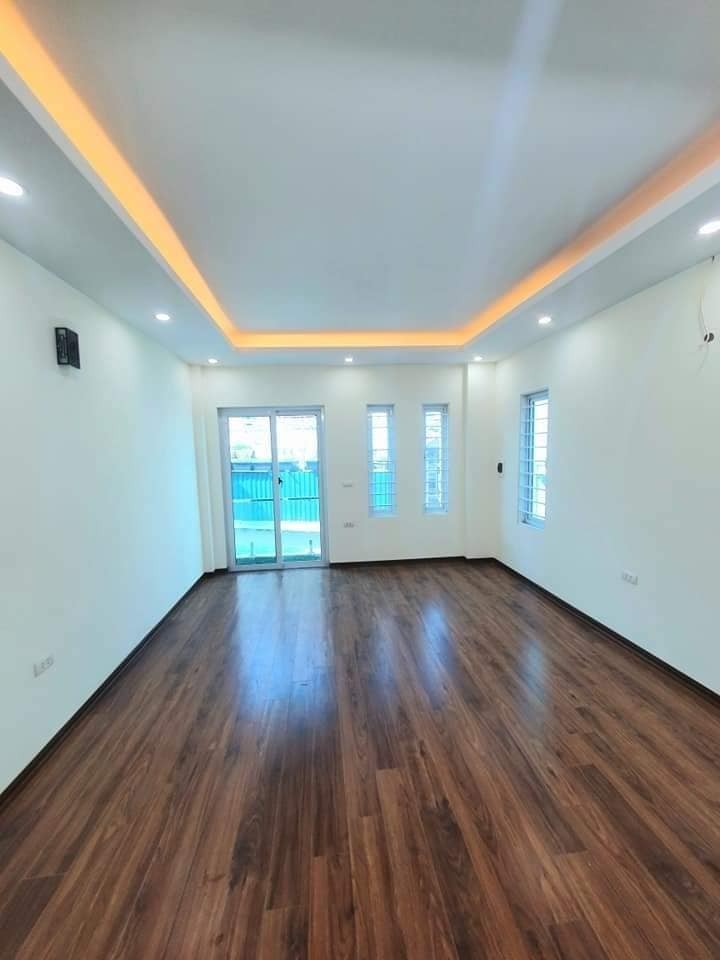 Chỉ Hơn 3 Tỷ, Có Ngay Nhà 5 Tầng, Hoàng Mai, Lô Góc, Gần Phố, Gara Ô Tô, Ngõ Thông.