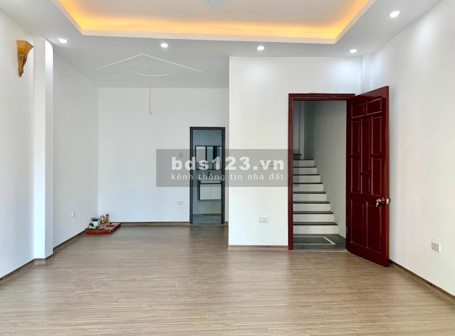 Bán nhà Ngọc Lâm Long Biên 47m2*5T-Ô tô qua cổng-Sân rộng-Ngõ nông-3.55 tỷ