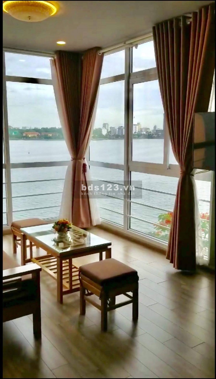 Chính chủ bán nhà mặt hồ tây , lô góc view tuyệt đẹp
