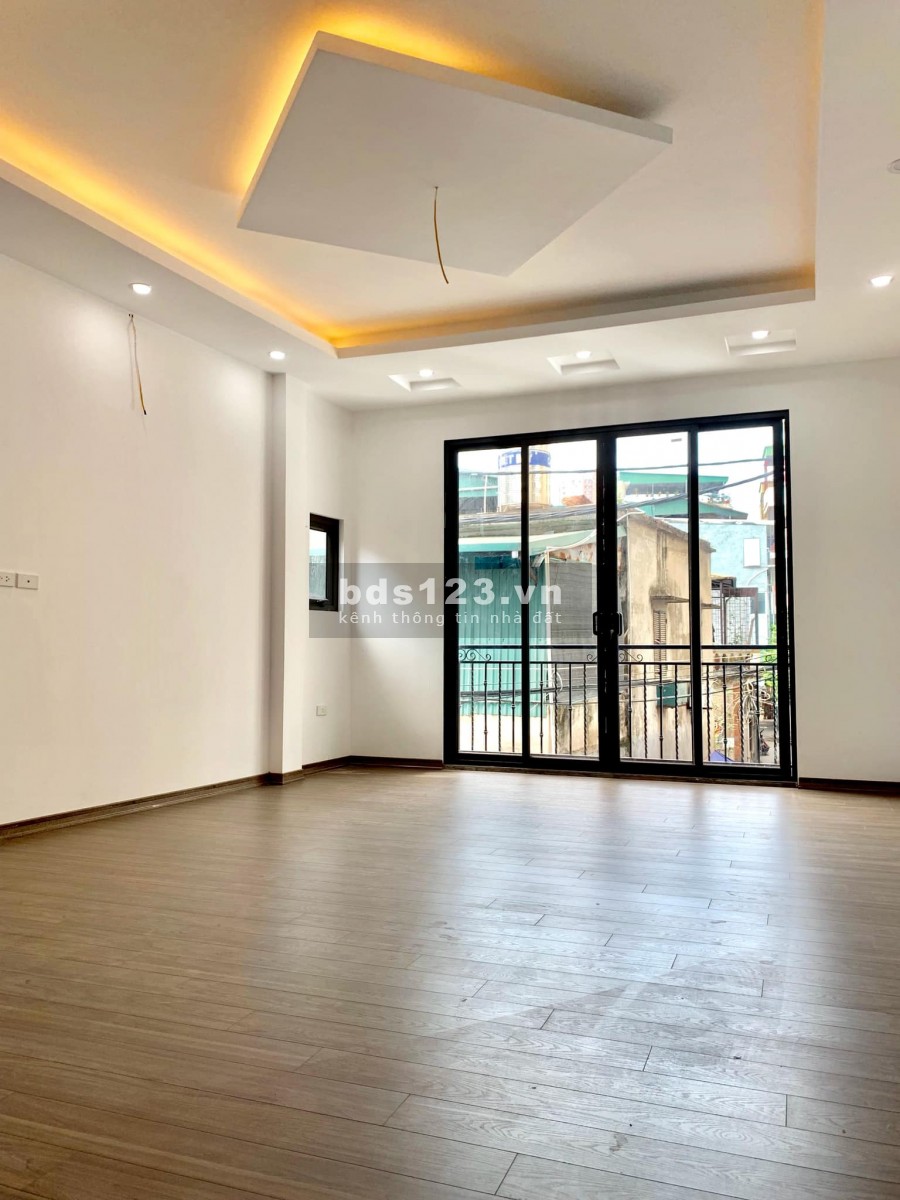 Bán nhà Ngọc Lâm Long Biên 47m2*5T-Ô tô qua cổng-Sân rộng-Ngõ nông-3.55 tỷ