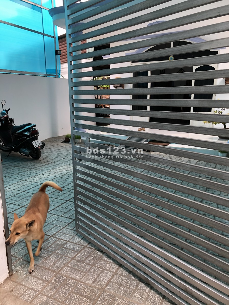 Cách Vinhomes Q9 3’ xe máy- Bán nhà đất thổ cư nở hậu