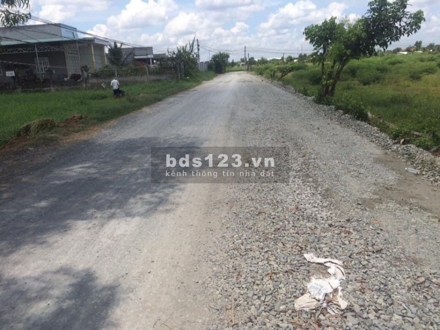CC bán gấp 280m2 Đ.DT 825 vào 400m, giá 900 triệu SHR