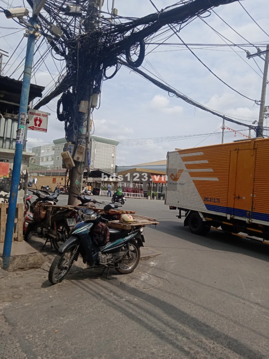 Nhà cho thuê nguyên căn MT đường Hậu Giang Phường 4 Tân Bình - Nhà trống suốt cầu thang giữa nhà, Có 7 phòng lớn