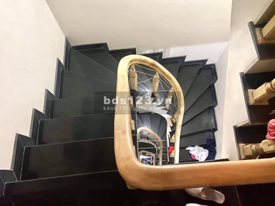 Nhà 10m ra phố Phú Viên, dt 38m2 sổ đỏ, 5 tầng giá 2,9 tỷ