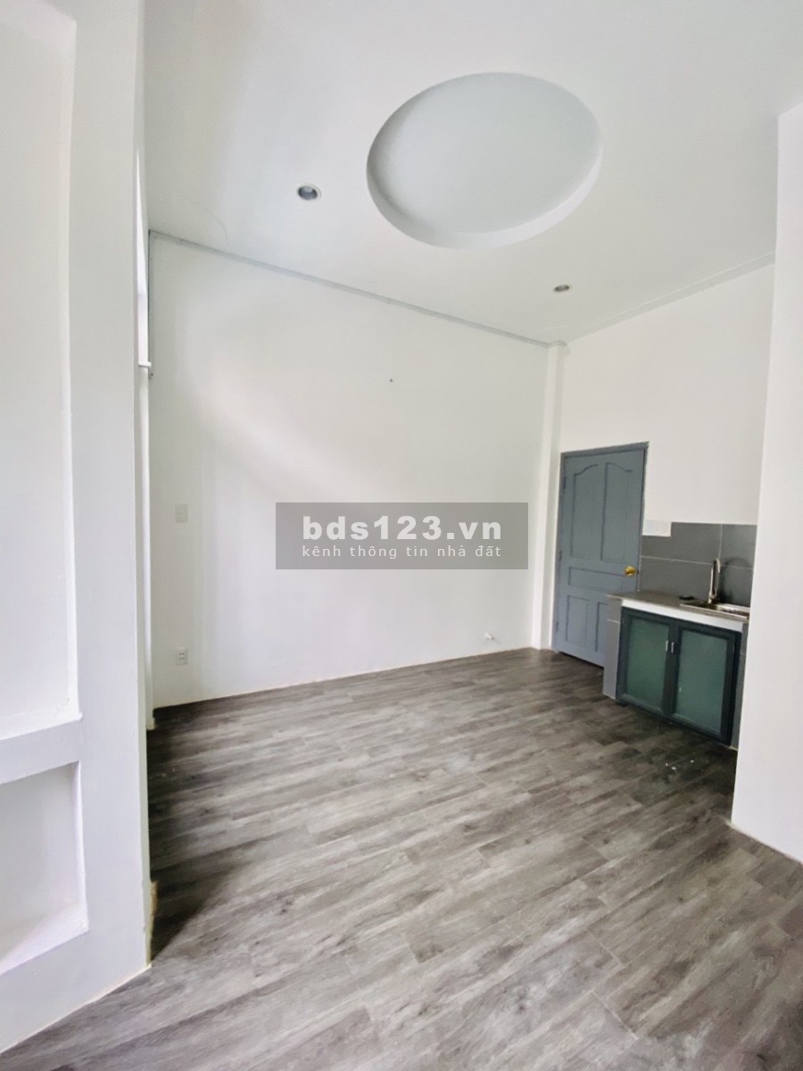 Nhà cho thuê nguyên căn MT đường Hậu Giang Phường 4 Tân Bình - Nhà trống suốt cầu thang giữa nhà, Có 7 phòng lớn