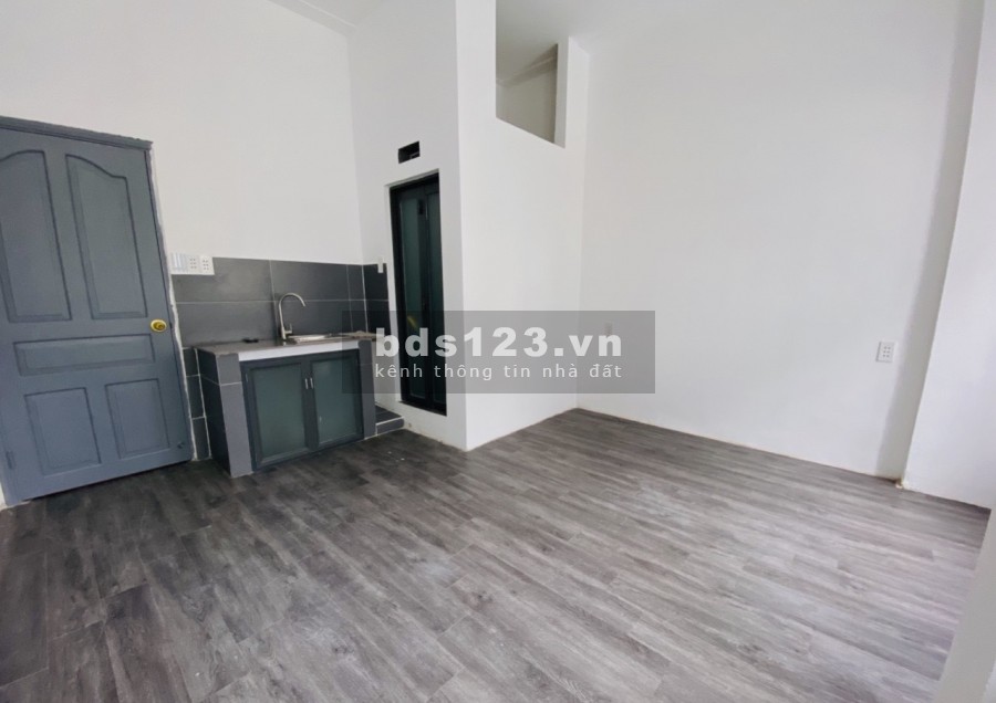 Nhà cho thuê nguyên căn MT đường Hậu Giang Phường 4 Tân Bình - Nhà trống suốt cầu thang giữa nhà, Có 7 phòng lớn