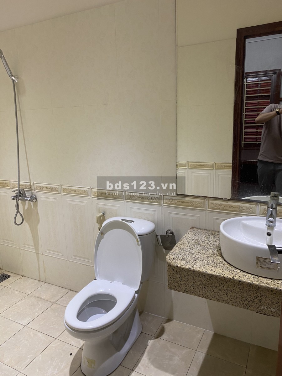 Khu biệt thự quân đội Phan Văn Trị 8x16, 5 phòng, full máy lạnh, sàn gỗ, gara ôtô giá 25tr/th.