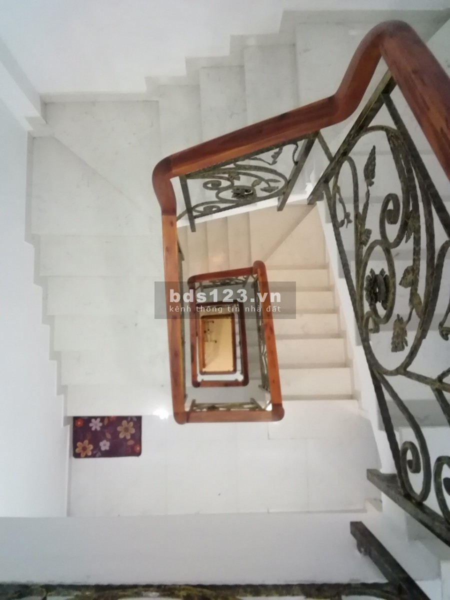 Cho thuê nhà đường Nguyễn Công Hoan phường 7 Phú Nhuận - trệt, lửng 3 lầu cầu thang cuối nhà
