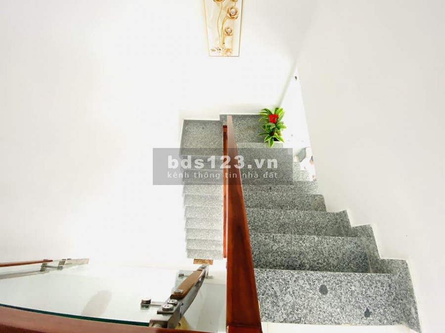 Nhà Hẻm Xe Hơi 3 Tầng Hùng Vương Quận 5 DTSD 89m2 Giá Sốc Chỉ 5.3tỷ.