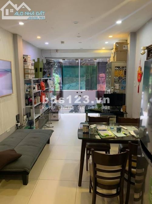 Cần bán gấp nhà mặt ngõ 24 Ngọc Lâm 32m2 x 5 tầng, giá 2.95 tỷ. Kinh doanh, Ô tô, thông Ô tô.