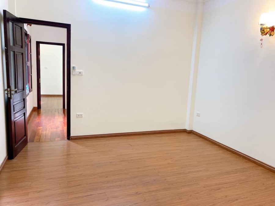 Chỉ Hơn 2 Tỷ Có Luôn Nhà 5 Tầng, Trung Tâm Hoàng Mai, DT 32m2, MT 4.5m, Gần Phố.