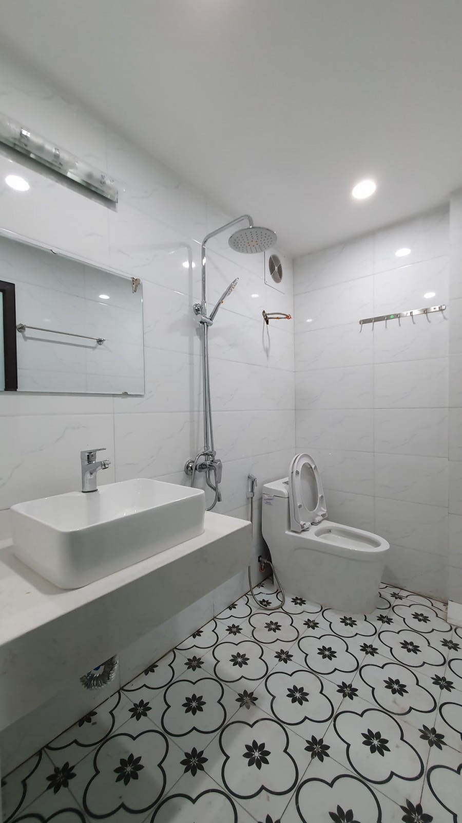 Gia đình bán nhà phố Tam Khương (gần Tôn Thất Tùng) 51m2, 5 tầng, giá 3,95 tỉ