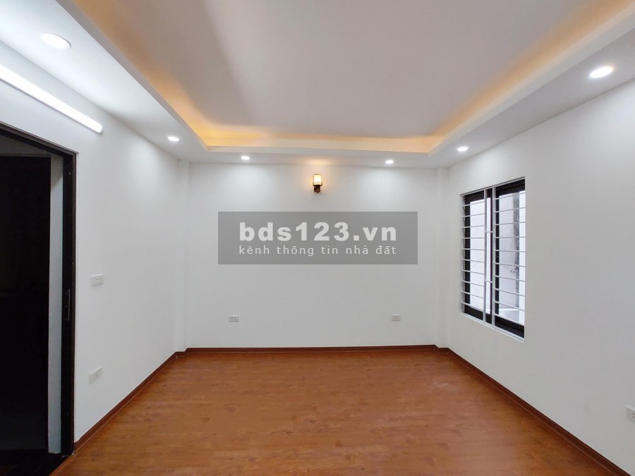 Nhà lô góc Hoa Lâm, Long Biên, 30m2, 5Tầng, Gía chào 2.7Tỷ