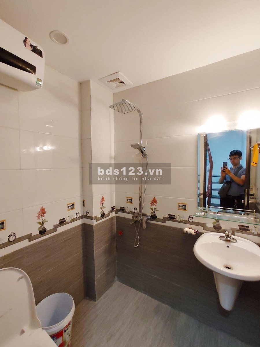 Nhà lô góc Hoa Lâm, Long Biên, 30m2, 5Tầng, Gía chào 2.7Tỷ
