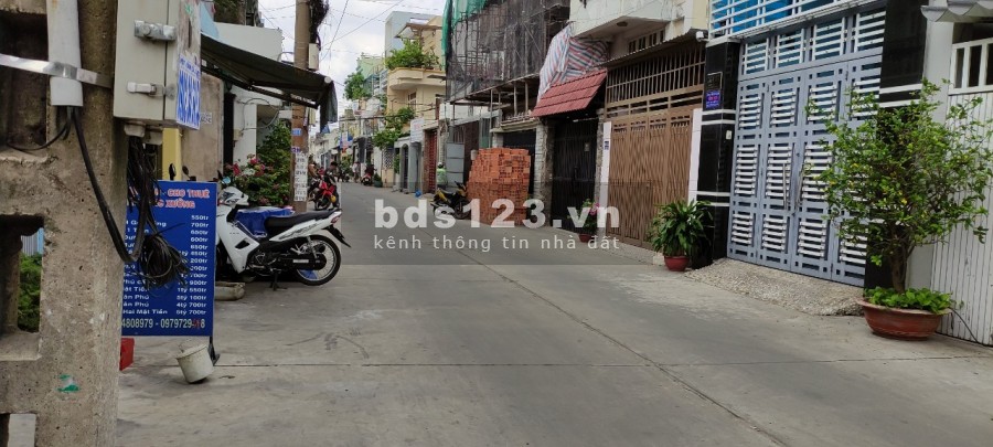 Kẹt tiền bán gấp nhà Tân Phú, 76m2 rẻ đầu tư ngay, chỉ 5,6 tỷ mà còn nở hậu.