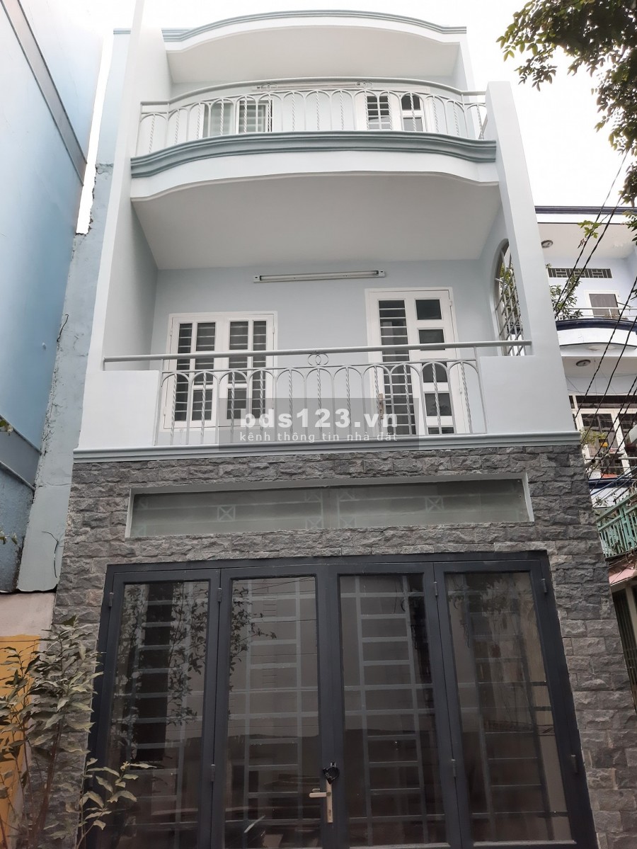 Ngay trung tâm Lạc Long Quân 36m2, nhà đẹp 3 tầng, 3 tỷ 8 giảm còn 3 tỷ 6