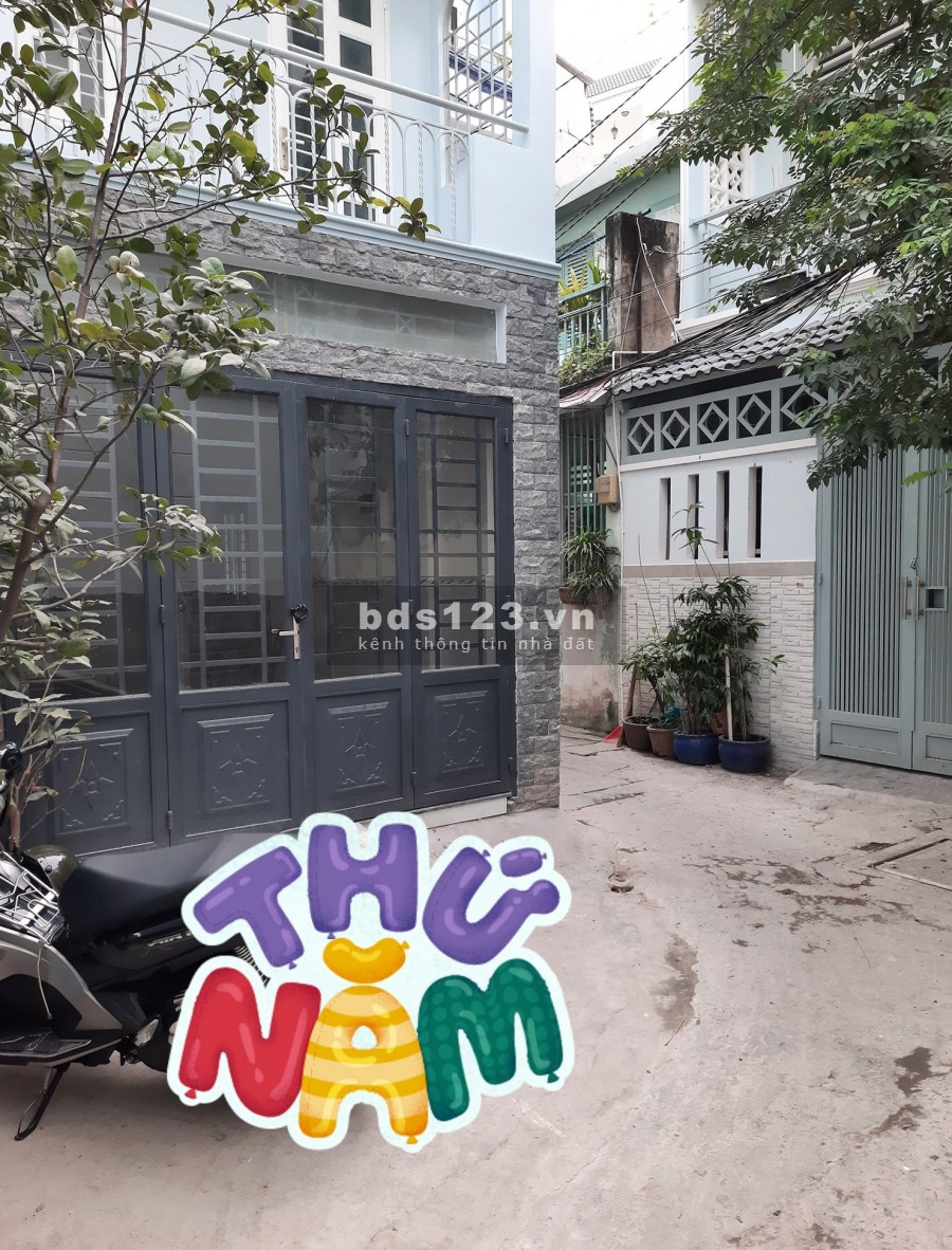 Ngay trung tâm Lạc Long Quân 36m2, nhà đẹp 3 tầng, 3 tỷ 8 giảm còn 3 tỷ 6