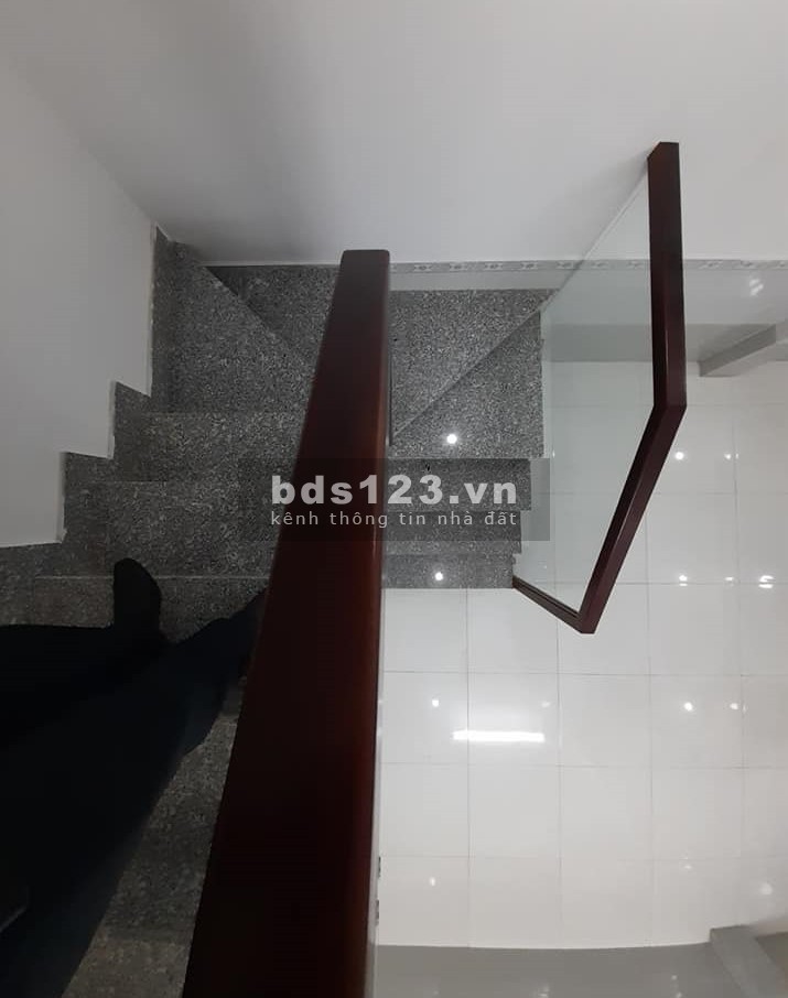 Ngay trung tâm Lạc Long Quân 36m2, nhà đẹp 3 tầng, 3 tỷ 8 giảm còn 3 tỷ 6