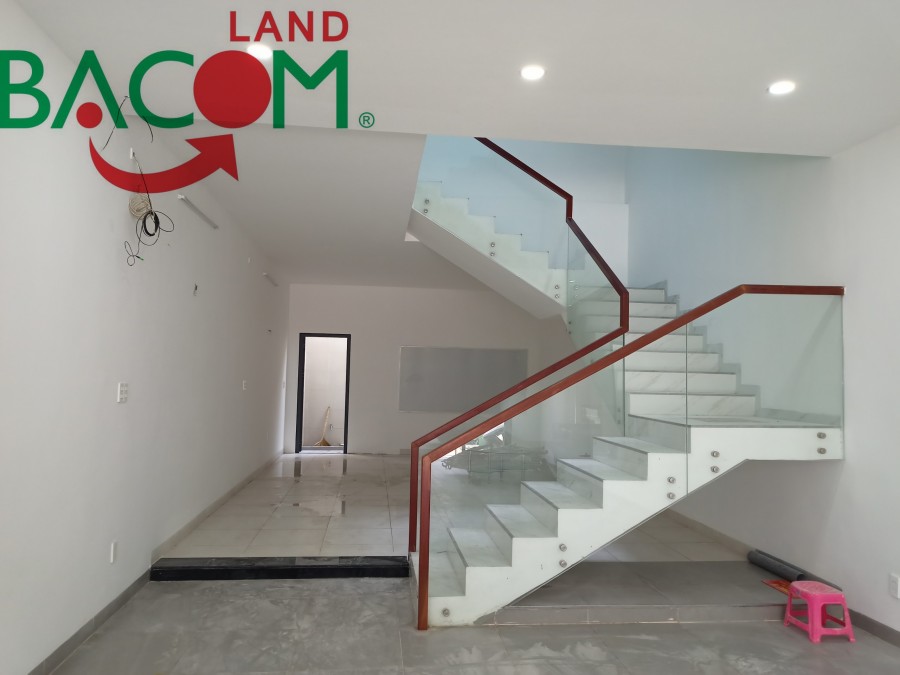 Cho thuê nhà đường N1 khu D2D P.Thống Nhất 1T3L 95m2