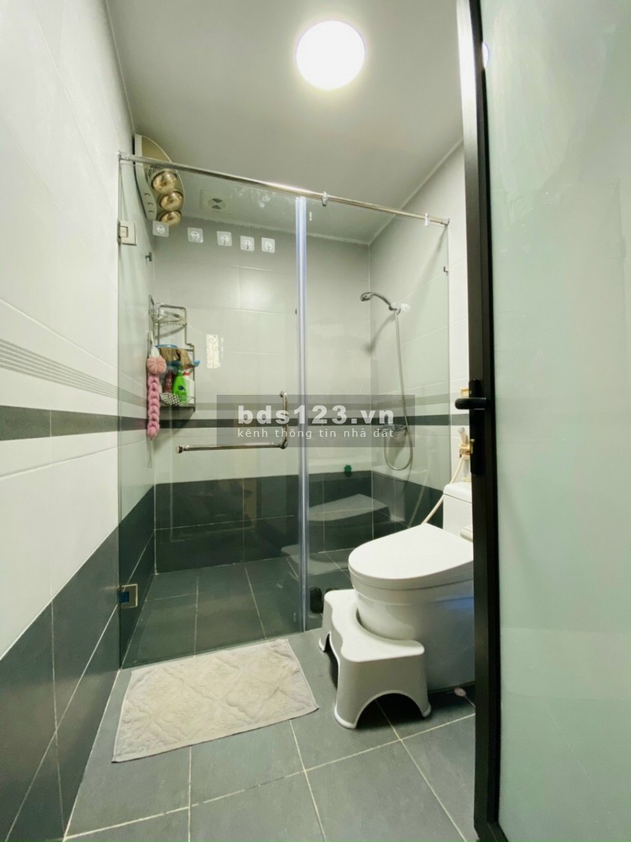 Bán nhà mặt phố Phạm Xuân Huân, TP HD, 4 tầng, 54m2, mt 9m, gara, giá cực tốt