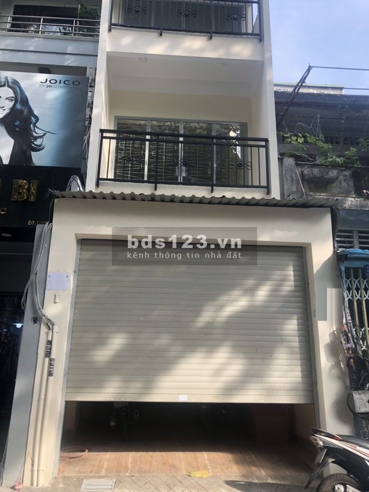 Cho thuê nhà nguyên căn Quận 3.Diện tích: 3.8x22m. Kết cấu: Nhà 1 trệt 2 lầu sân thượng