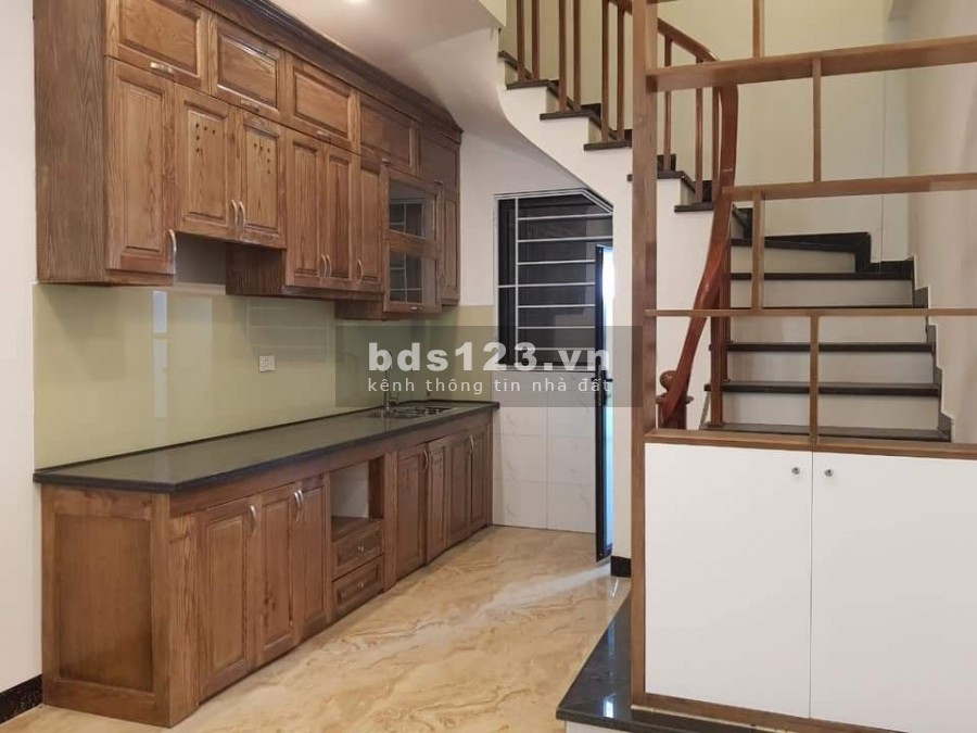 Nhỉnh hơn 2 tỷ nhà đẹp 5 tầng 35m ngõ nông rộng tại P. Lĩnh Nam