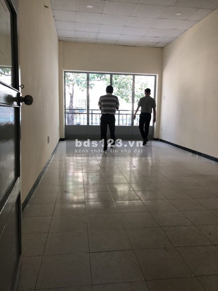 Cho thuê nhà nguyên căn Quận 3.Diện tích: 3.8x22m. Kết cấu: Nhà 1 trệt 2 lầu sân thượng