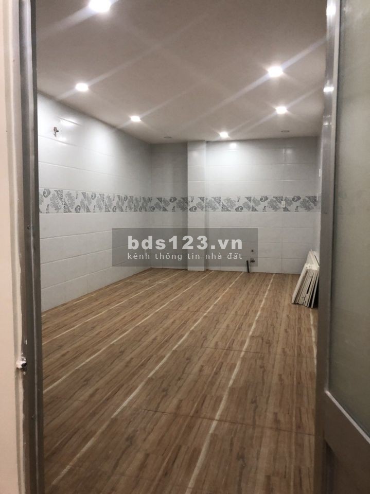 Cho thuê nhà nguyên căn Quận 3.Diện tích: 3.8x22m. Kết cấu: Nhà 1 trệt 2 lầu sân thượng
