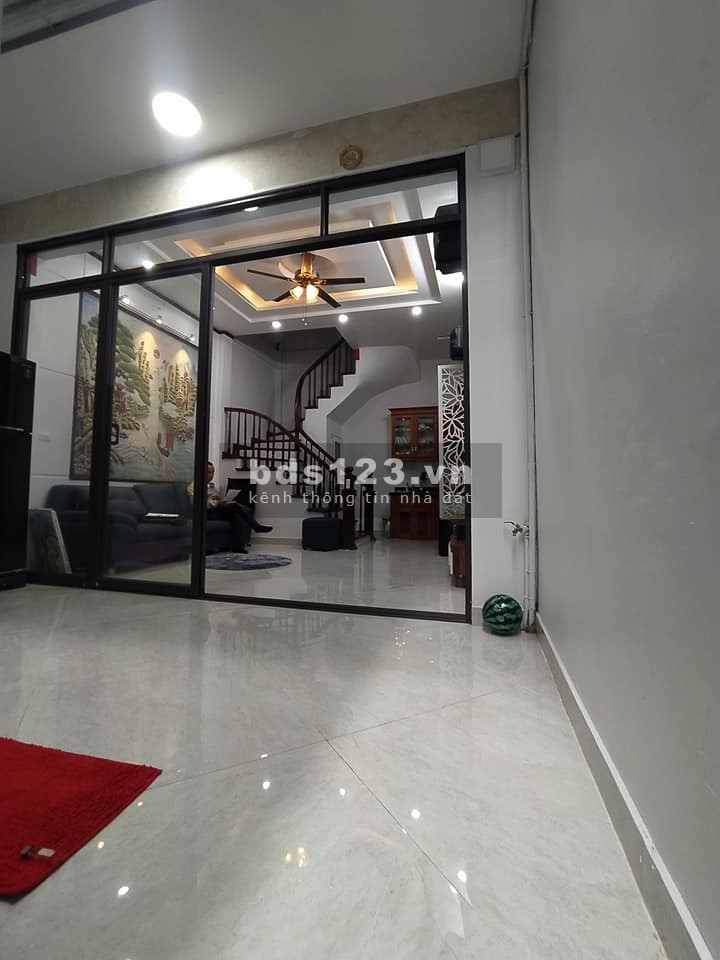 Bán gấp nhà Trương Định 39m 5 tầng mt 4.2m