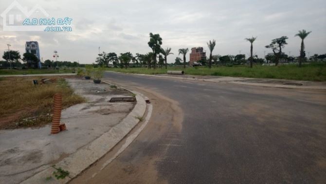 SANG TÊN NGAY TRONG NGÀY LÔ ĐẤT NGAY NGÃ BA TÂN KIM CHỈ 650TR