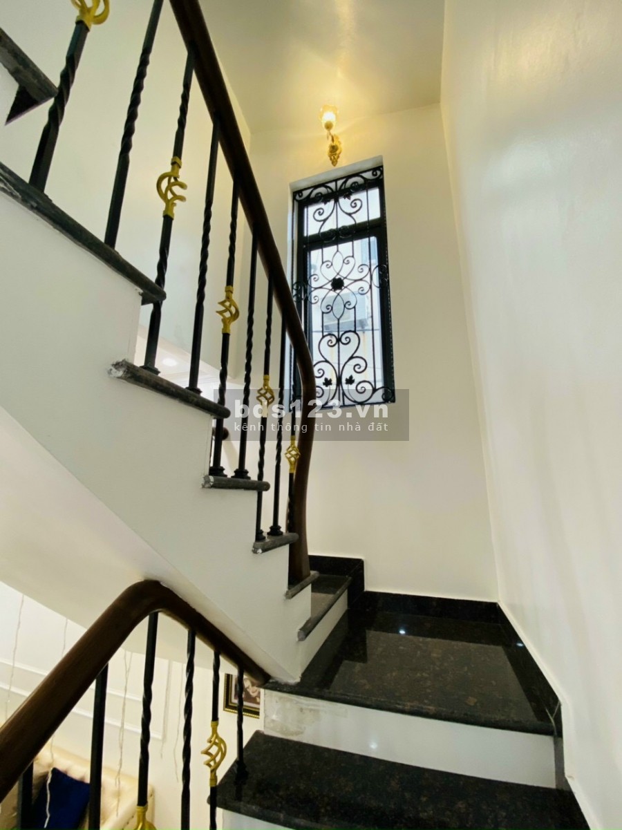 Bán nhà mặt phố Phạm Xuân Huân, TP HD, 4 tầng, 54m2, mt 9m, gara, giá cực tốt