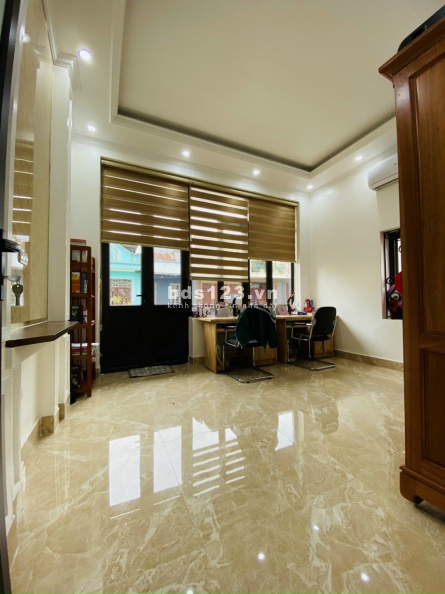 Bán nhà mặt phố Phạm Xuân Huân, TP HD, 4 tầng, 54m2, mt 9m, gara, giá cực tốt