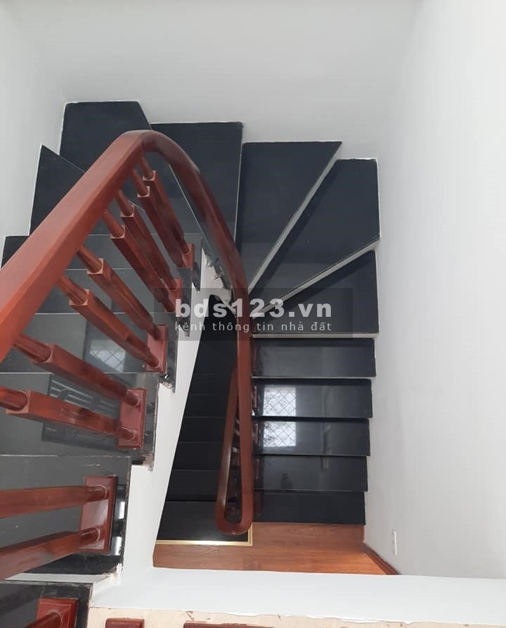 Bán nhà Nguyễn Văn Cừ Long Biên 42m2 Ô tô đỗ cổng Nhà mới đẹp Gần phố