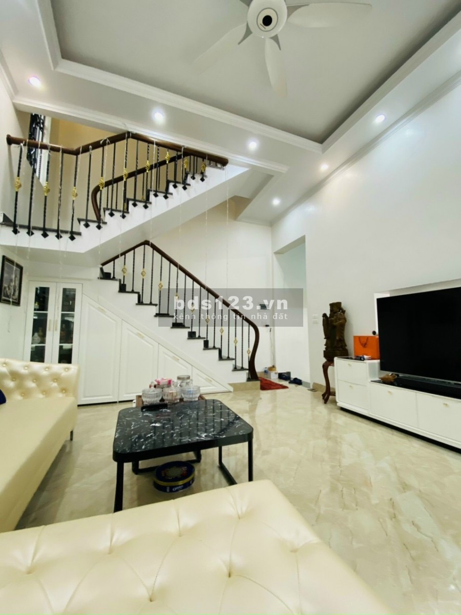 Bán nhà mặt phố Phạm Xuân Huân, TP HD, 4 tầng, 54m2, mt 9m, gara, giá cực tốt