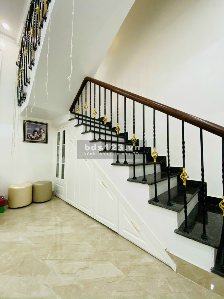 Bán nhà mặt phố Phạm Xuân Huân, TP HD, 4 tầng, 54m2, mt 9m, gara, giá cực tốt