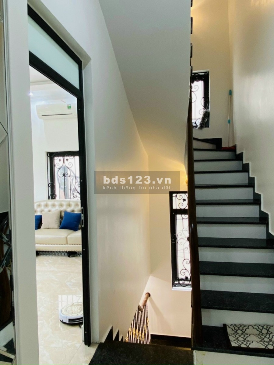 Bán nhà mặt phố Phạm Xuân Huân, TP HD, 4 tầng, 54m2, mt 9m, gara, giá cực tốt