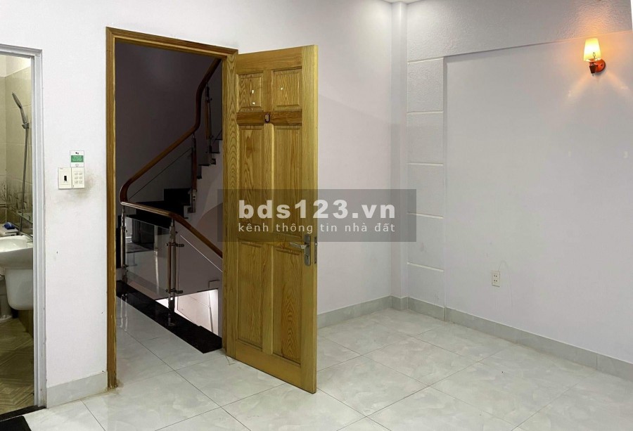 Bán nhà mặt tiền đường Phạm Văn Bạch, Quận Tân Bình dt 102m2, thu 18 triệu/tháng