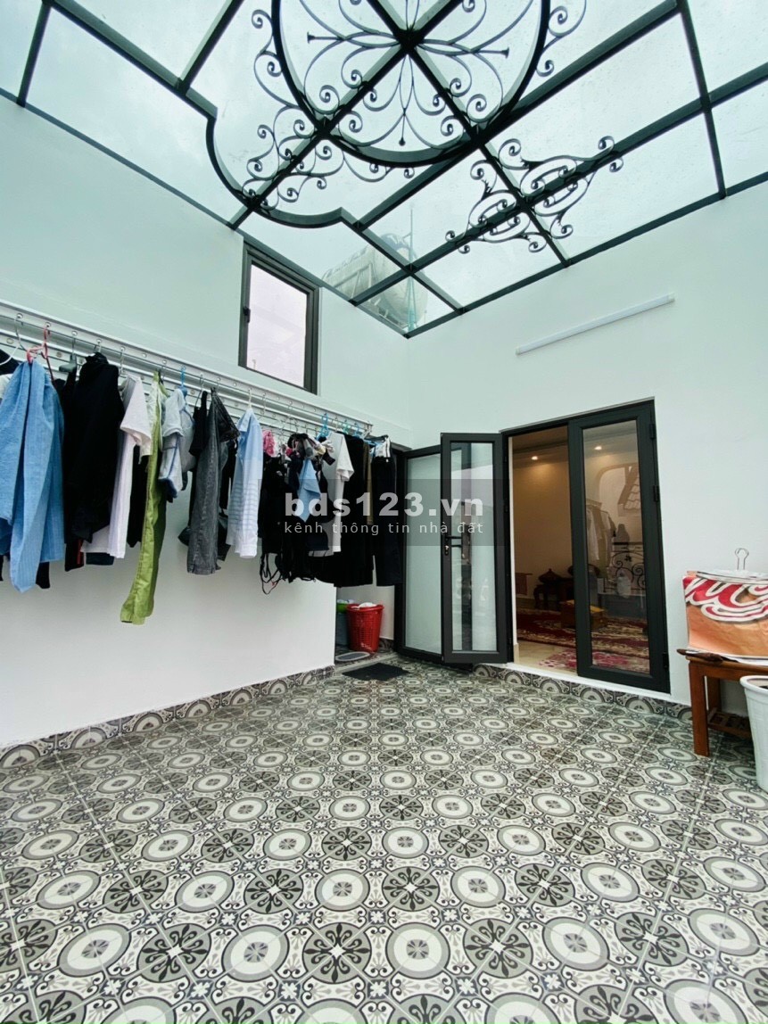 Bán nhà mặt phố Phạm Xuân Huân, TP HD, 4 tầng, 54m2, mt 9m, gara, giá cực tốt
