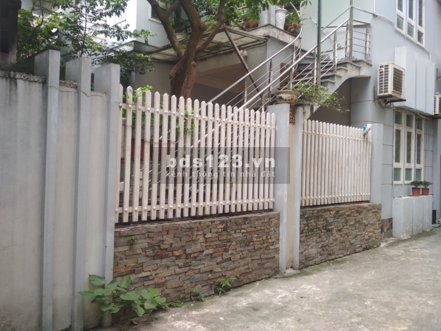 Nhà 4 tầng thuộc phố Giải Phóng, ngõ rộng, giá 1.55 tỷ