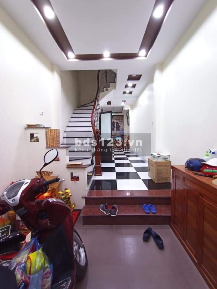 Bán Nhà Quận Đống Đa, (Giảng Võ) DT: 42m x 5 Tầng, cách Phố 50m, nhà đẹp ở luôn, 5.7 Tỷ.