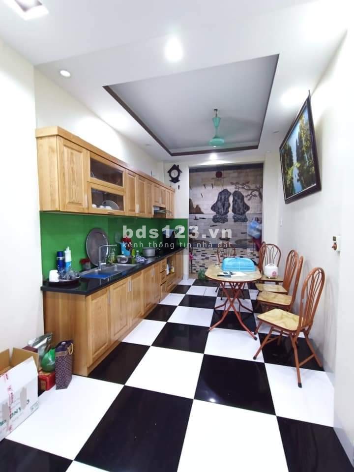 Bán Nhà Quận Đống Đa, (Giảng Võ) DT: 42m x 5 Tầng, cách Phố 50m, nhà đẹp ở luôn, 5.7 Tỷ.