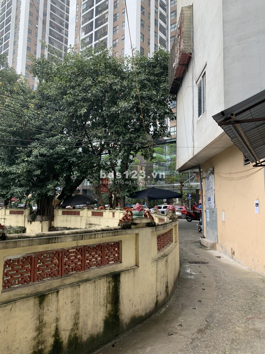 NHÀ VEN HỒ 30M RA Ô TÔ TRÁNH NHÀ ĐẸP 35m MẶT TIỀN 5 M GIÁ 3,2 tỷ