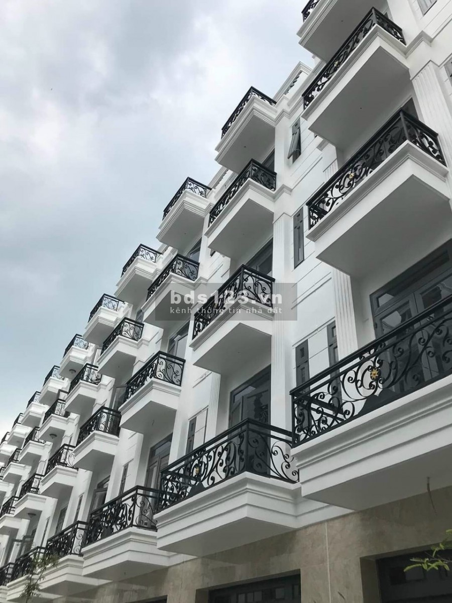 Dinh thự Trắng như Tuyết Quận 12,3 lầu sân thượng, 4 phòng, xe hơi vô nhà 4 tỷ 9