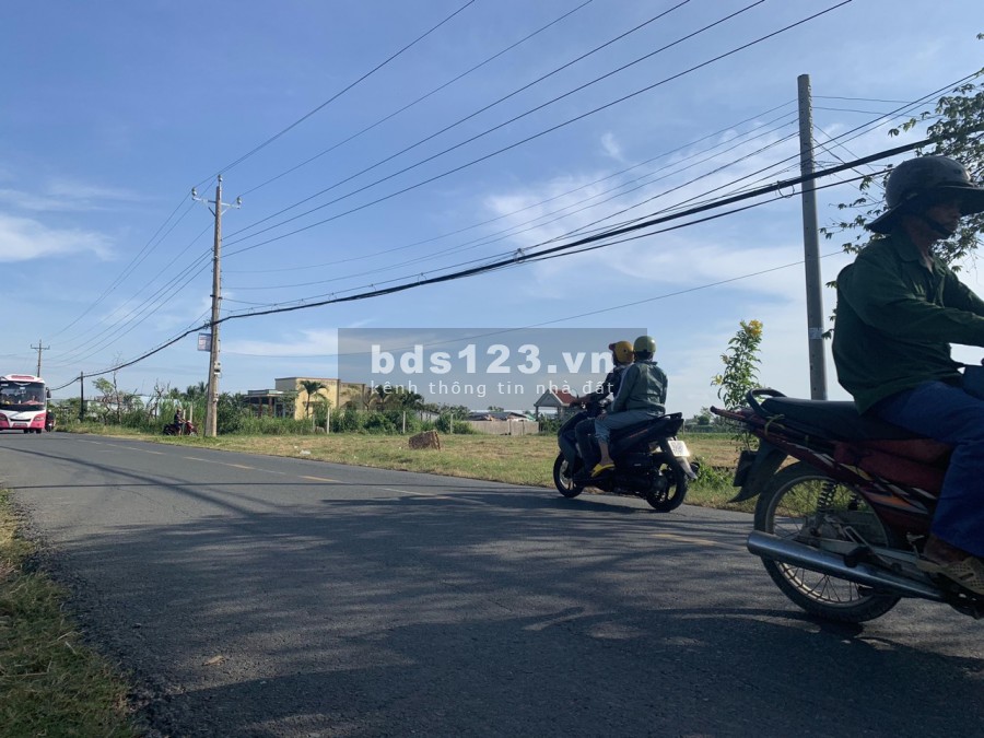 TÔI BÁN (2,2 XÀO=2200m2) 580 TRIỆU SHR, THỔ CƯ MT ĐƯỜNG 16m CỔNG 3 BECAMEX NHÀ DÂN ĐÔNG