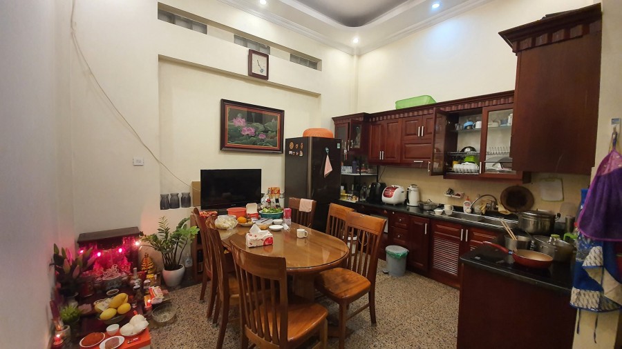 Bán Nhà Hoàng Quốc Việt 46m2 x 5 Tầng, Vỉa Hè Rộng, Ô Tô Tránh, An Sinh Tốt Chỉ 9.6 Tỷ.